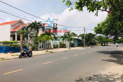 Chính chủ gửi bán  2 lô liền kề đường Lư Giang, gần sân vận động Hòa Xuân