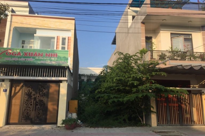 Bán đất đường Trần Kim Xuyến, hướng Tây Nam, Gần ngã 3 đường thông Nguyễn Hiến Lê, kẹp giữa 2 nhà