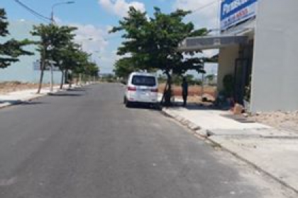 tôi cần bán lô đất sau lưng shophouse minh mạng,đối lưng đường thông,vị trí siêu đẹp để làm nhà ở