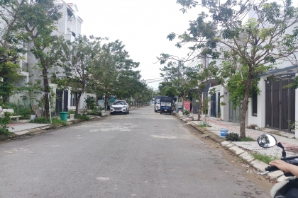 Bán lô đất nam hòa xuân, sau lưng shophouse, b2.43 có trụ đèn chiếu sáng