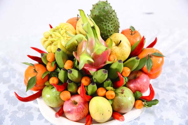 Mâm ngũ quả gồm nhiều loại trái cây, nhiều màu sắc.