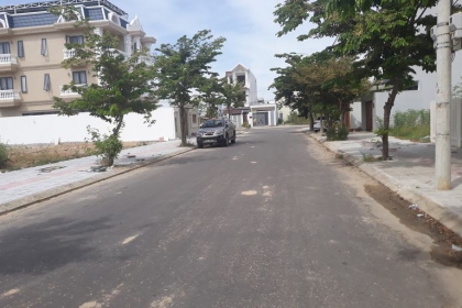 2MT . B2 57 LÔ. 60. DT. 175 M2. GIÁ CHÍNH CHỦ . 5050. LH 0707093925. LONG 2MT . B2 57 LÔ. 60. DT. 175 M2. GIÁ CHÍNH CHỦ . 5050. LH 0707093925. LONG