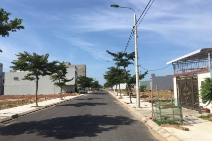 BÁN LÔ ỐNG SÁT GÓC NGÃ TƯ ĐƯỜNG THÔNG B2.151 - TÂY NAM - KHU NAM HÒA XUÂN BÁN LÔ ỐNG SÁT GÓC NGÃ TƯ ĐƯỜNG THÔNG B2.151 - TÂY NAM - KHU NAM HÒA XUÂN