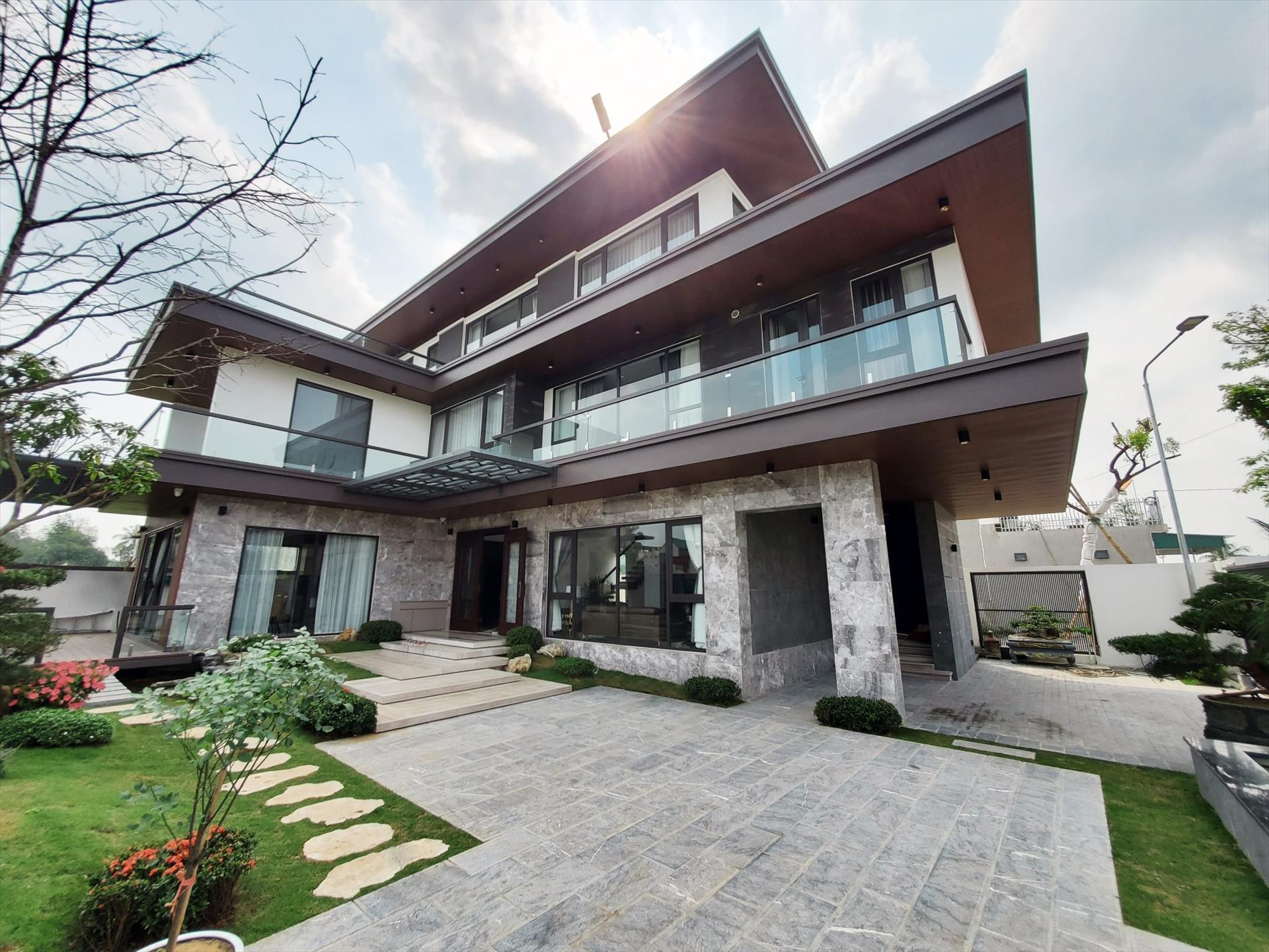 Căn biệt thự mái thái nổi bật với đường nét sắc cạnh