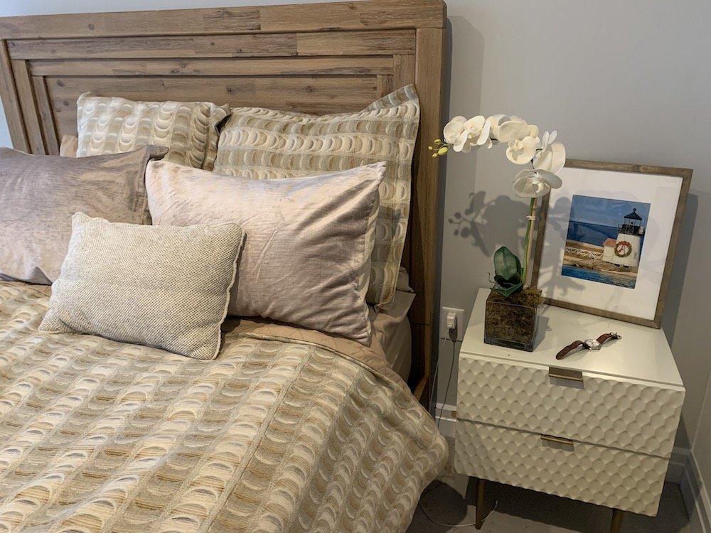 Đặt hoa lan cạnh giường ngủ tốt cho cặp đôi hiếm muộn. hoa lan cạnh giường ngủ