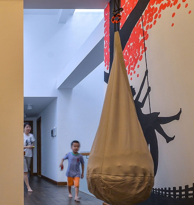 Mảng màu sắc, hình khối... trên sàn, tường là điểm nhấn tạo cá tính riêng, giúp không gian có sự biến đổi tích cực hơn. Ảnh: Song Nguyên nhà người trẻ hợp phong thủy