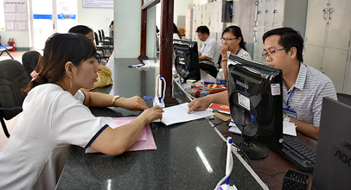 người dân đến phòng Tài nguyên và Môi trường để xem quy hoạch đất người dân đến phòng Tài nguyên và Môi trường để xem quy hoạch đất