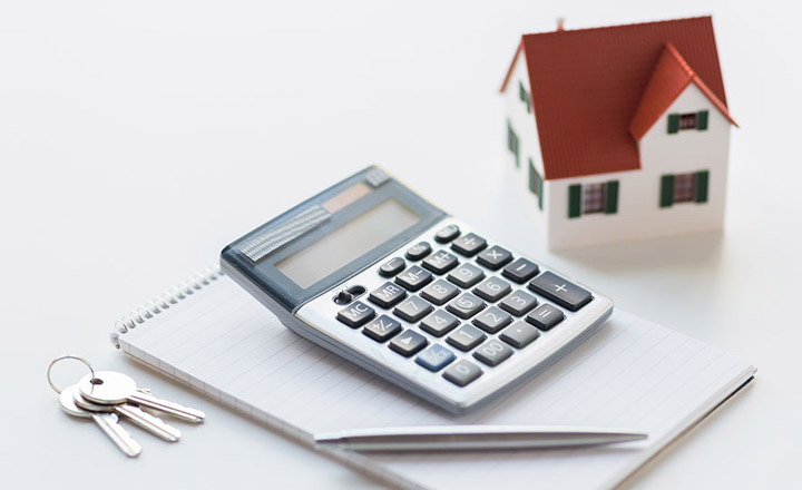 Cơ quan thuế xác định sai số thuế phải nộp thì người dân có được khiếu nại để hoàn lại số tiền đóng thừa không? máy tính cầm tay, chìa khó, ngôi nhà và quyển sổ