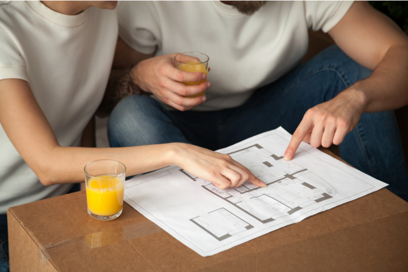 Sửa nhà cuối năm cần tính toán về thời gian, có kế hoạch cụ thể. Ảnh chụp một đôi vợ chồng trẻ đang bàn bạc kế hoạch sửa nhà cuối năm