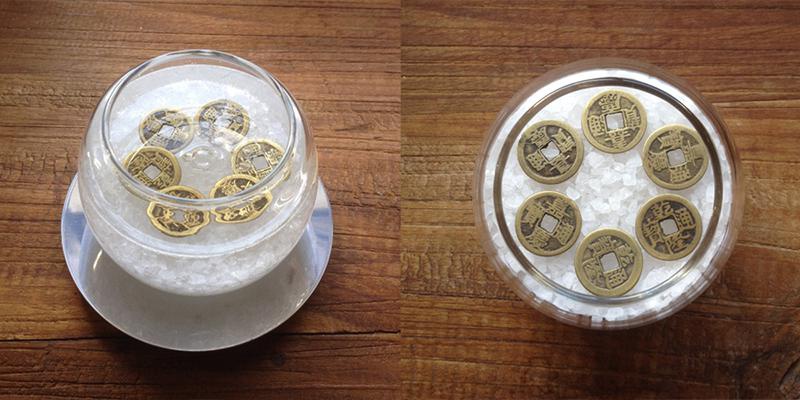 Hũ muối đặt đồng xu để hóa giải phong thủy xấu.