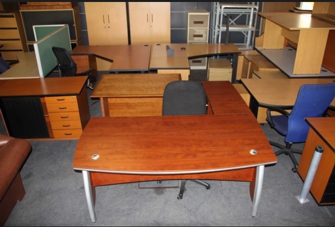 Không nên mang theo bàn ghế, đồ đạc cũ hỏng đến văn phòng mới. Bàn ghế màu vàng, xanh... xếp kín một văn phòng.