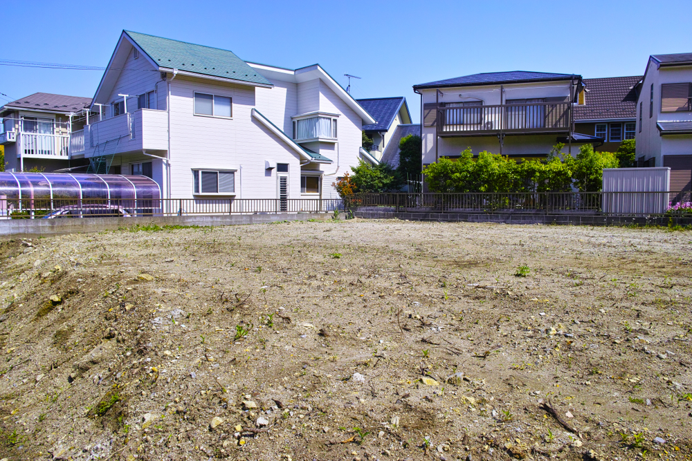 Nhiều người thắc mắc đất thổ cư là gì Có nhiều ngôi nhà và bãi đất thổ cư trống