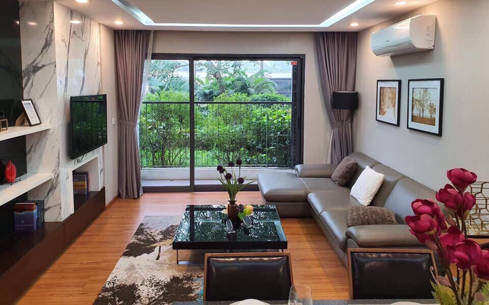 Khi chung cư hết niên hạn sử dụng theo quy định về xây dựng hoặc bị hư hỏng nặng, có nguy cơ sập đổ, cơ quan quản lý nhà ở cấp tỉnh sẽ tổ chức kiểm định chất lượng chung cư để đưa ra hướng xử lý. phòng khách căn hộ chung cư có sofa, bên cạnh là ban công