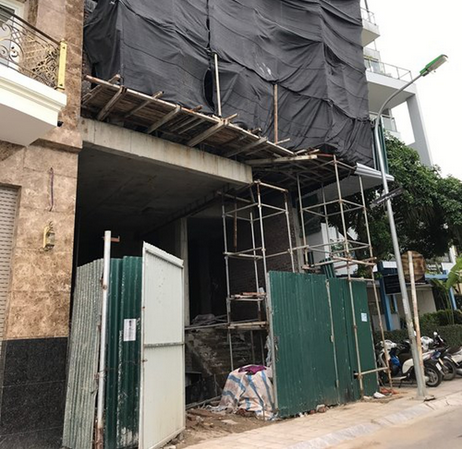 Hành vi thi công công trình mà không che chắn hoặc có che chắn nhưng để rơi vãi vật liệu xây dựng xuống các khu vực xung quanh tùy từng trường hợp sẽ bị xử phạt hàng xóm sửa nhà gây ồn